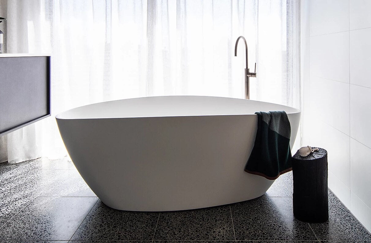 TRANQUIL bathtub solid white 1570x700